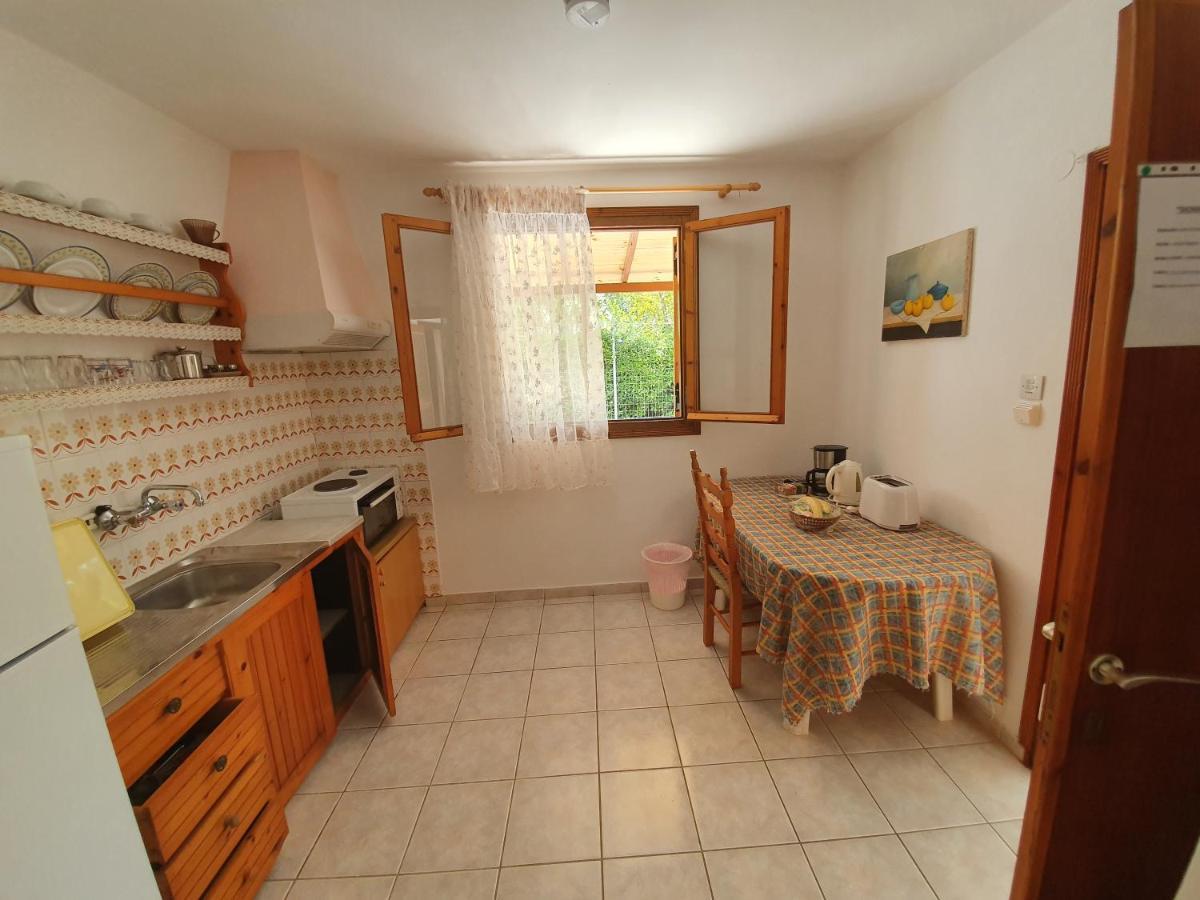Dionisos Studios And Apts Skiathos Koukounaries Bagian luar foto