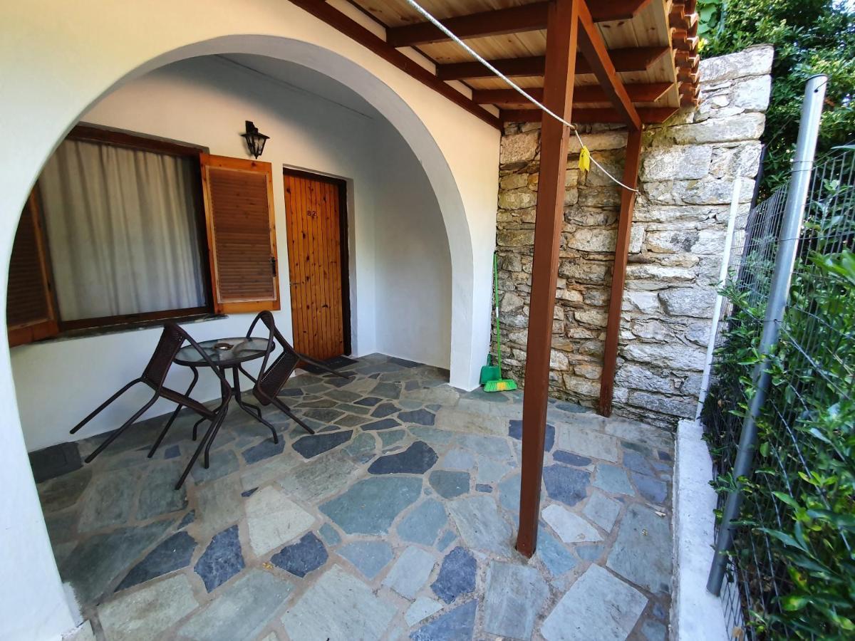 Dionisos Studios And Apts Skiathos Koukounaries Bagian luar foto