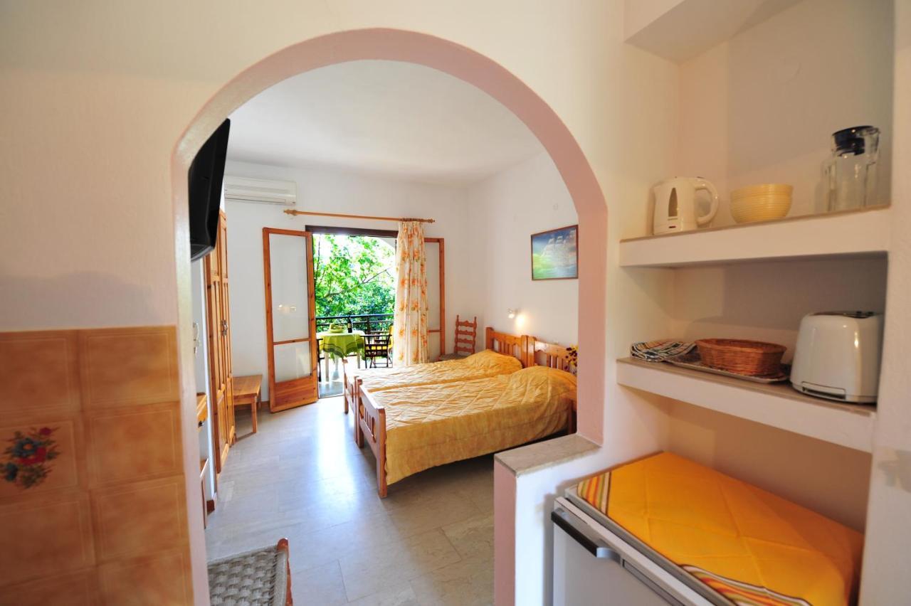 Dionisos Studios And Apts Skiathos Koukounaries Bagian luar foto