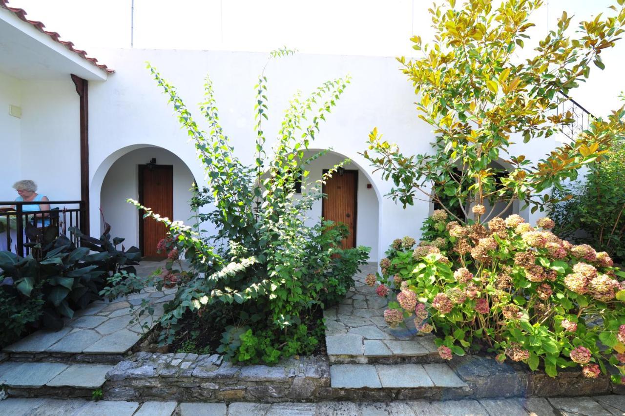 Dionisos Studios And Apts Skiathos Koukounaries Bagian luar foto