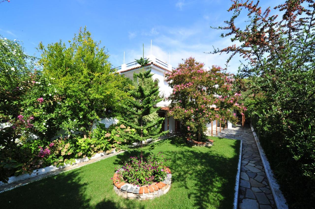 Dionisos Studios And Apts Skiathos Koukounaries Bagian luar foto